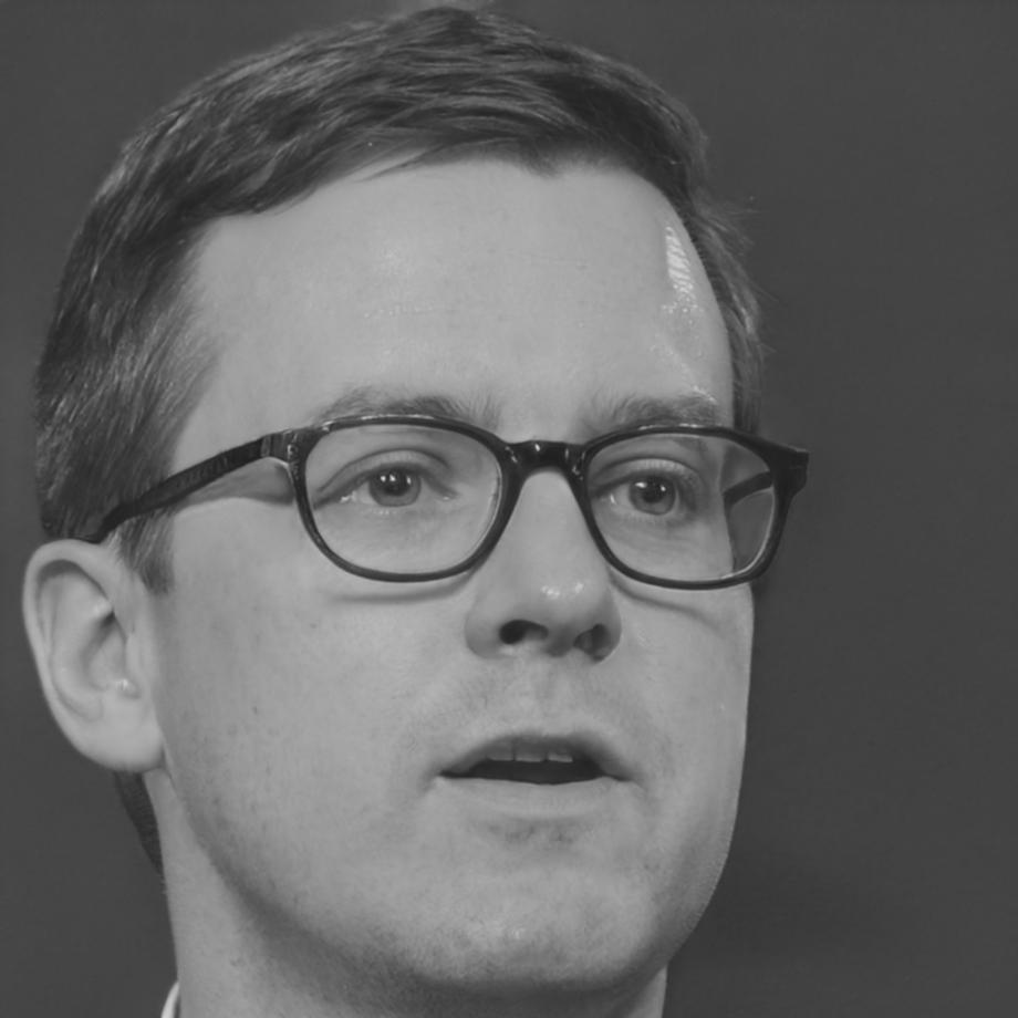 Finanzexperte erklärt moderne Budgetplanung in Workshop-Umgebung